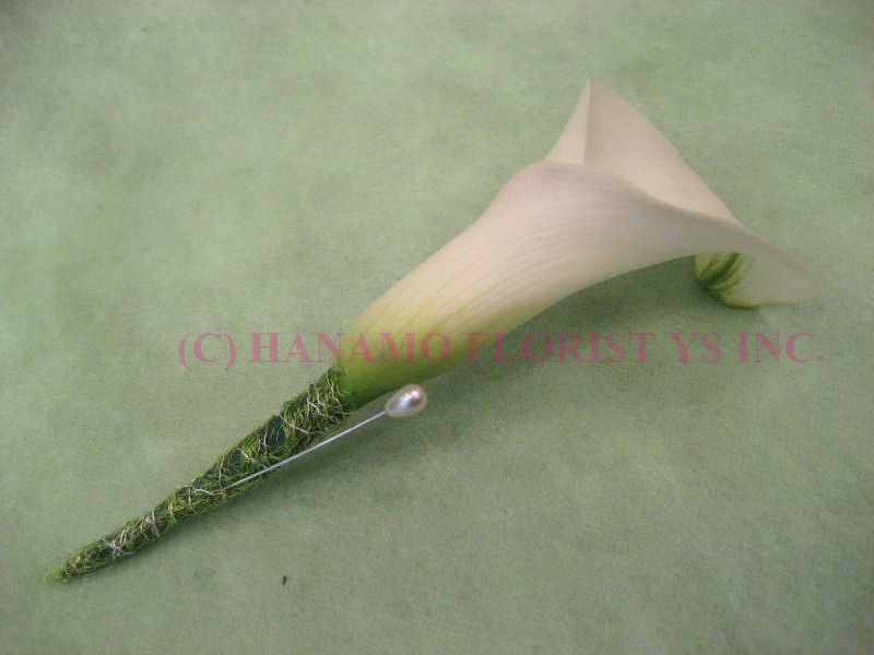 CORS100 Very simple White Mini Calla Boutonniere